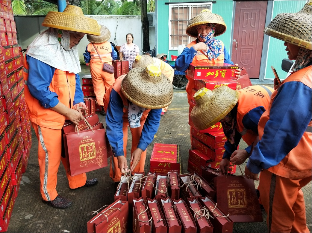 ? ?“中秋佳節、情暖職工” ? ? ? ? ?-----明佳集團黨支部及工會組織開展中秋慰問活動